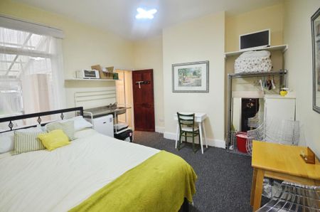 4 bedroom semi-detached house to rent - Photo 5