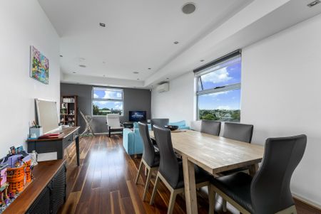 TOP FLOOR APARTMENT WITH IMPRESSIVE VIEWS - Photo 4