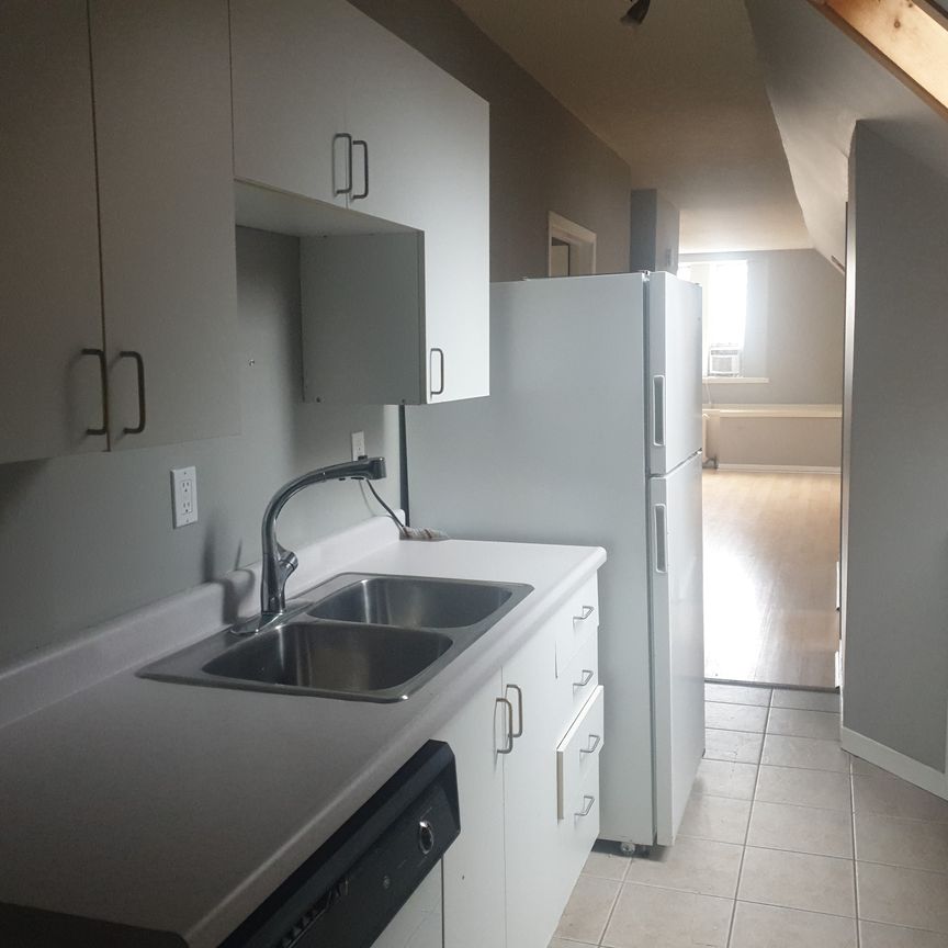 571 Queens Ave - Photo 1