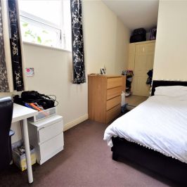 2 bedroom Flat in 14 Raglan Road, Leeds - Photo 1