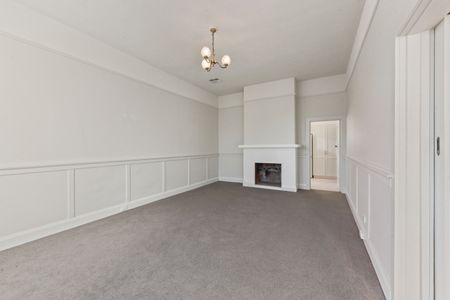 Classic Family Home - Photo 2