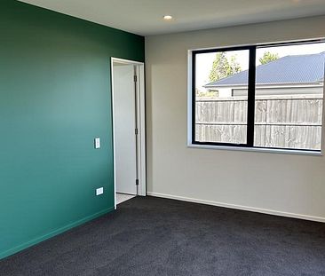 Modern Three Bedroom Home - Photo 1