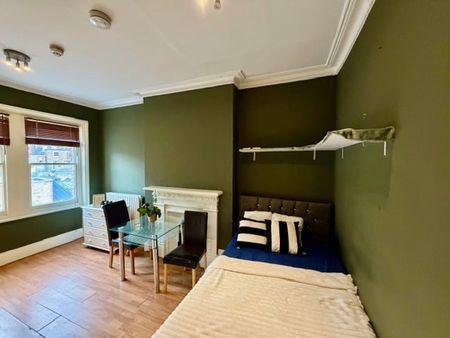 Room in a Shared House, Ravenscroft Road, W4 - Photo 3