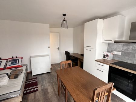 Studio meublé avec véranda rue Victor Prouvé - Photo 2