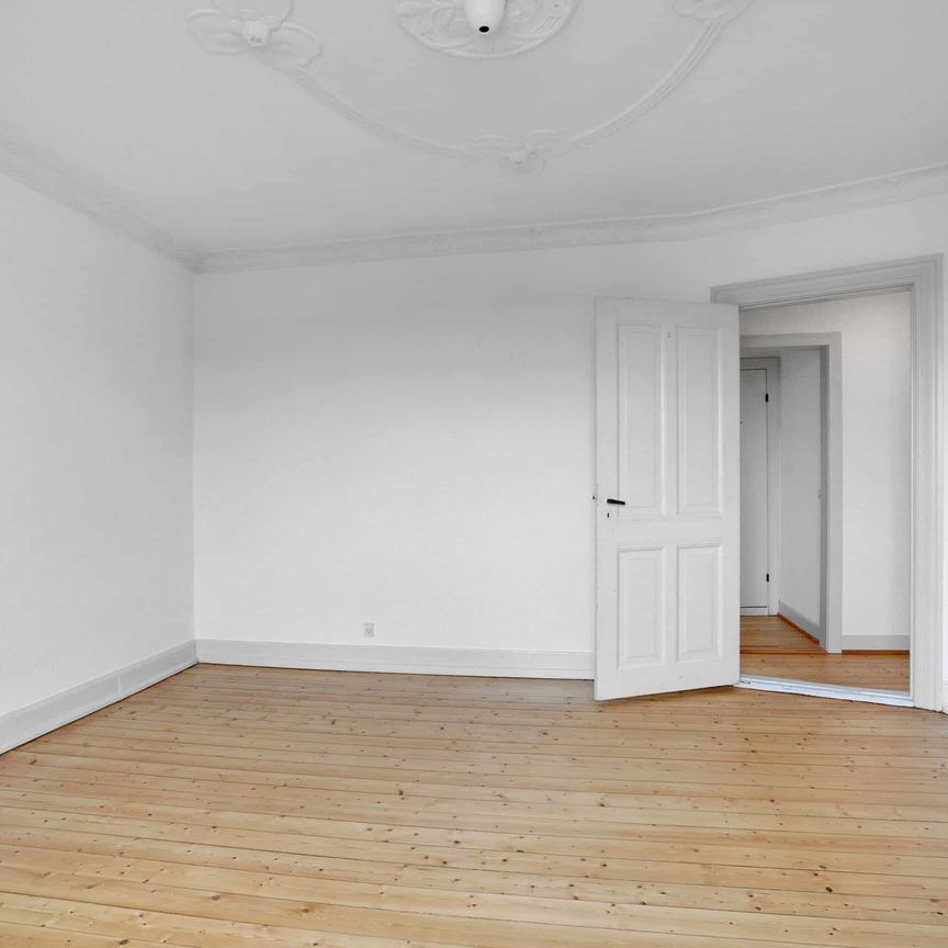 Lejlighed med stuklofter tæt på stadion og fjord - Photo 1