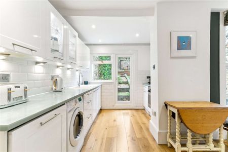 A beautifully presented one bedroom garden flat on Cologne Road, close to Clapham Junction Station. - Photo 2