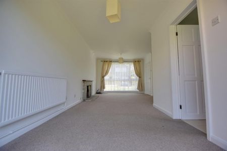 Ashlyn Close, Bushey, Hertfordshire - Photo 2