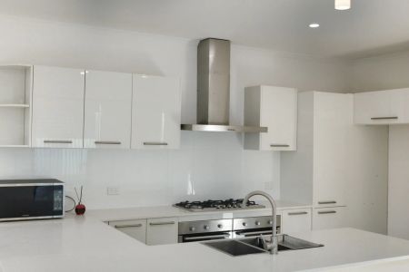 LOVELY LOW MAINTENANCE 3 BEDROOM HOME! - Photo 5