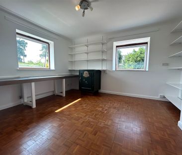 4 bedroom House in Cranbourne Chase, Winkfield, Windsor - Photo 4