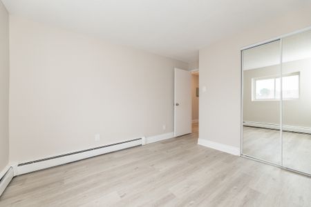 215 Clarence Street Apartments - Photo 2