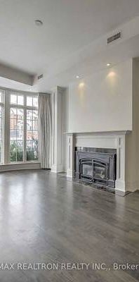 Lower-384 Spadina Rd :Vacant!1-bedroom, 1-bathroom lower level - Photo 1