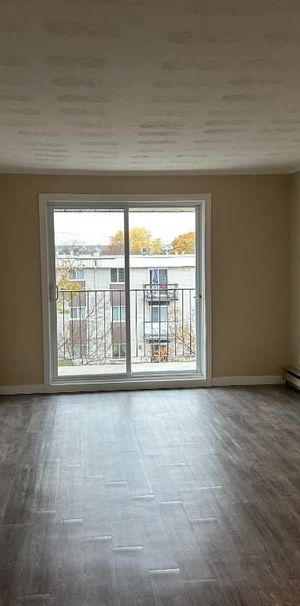 BEAU 5 1/2 - EMPLACEMENT IDÉAL - STATIONNEMENTS - Photo 1