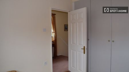 Beautiful room in 3-bedroom apartment in Lucan, Dublin - Photo 2