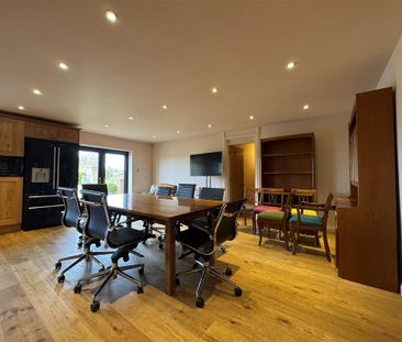 5 bedroom bungalow to rent - Photo 1