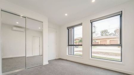 Modern Double-Storey Townhouse in Prime Burwood Location - Photo 5