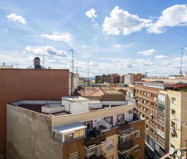 Room in a shared 12-bedroom apartment for rent in Cuatro Caminos. - Photo 4