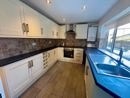A three Bedroom Terraced House - Photo 2