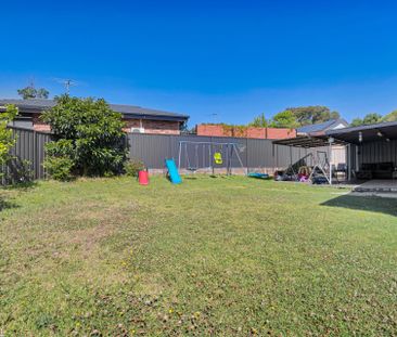 Beautifully Renovated Family Home in a Quiet Cul-De-Sac - Photo 5