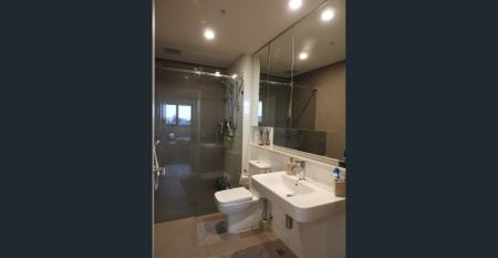 Modern 2 Bedroom 2 Bathroom Apt. Incl Ensuite + Generous Balcony Bathed in Warm Morning Sun Perfect Location Short Walking Distance to All Facilities - Photo 5