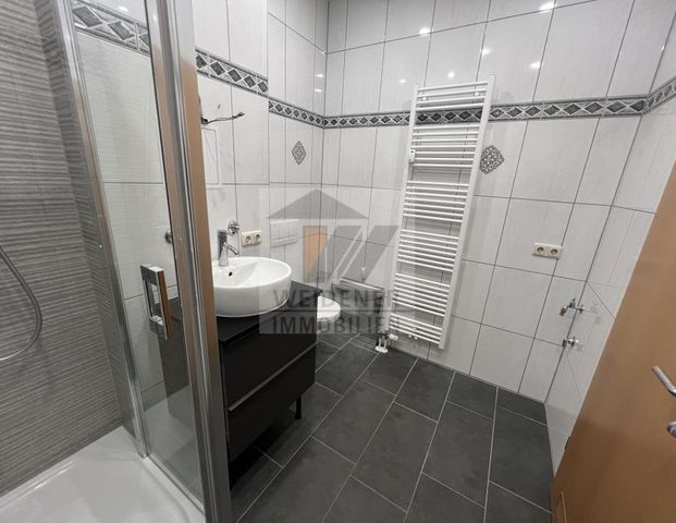 Einbauküche, Aufzug und 2x Balkone! Großzügige 4- Zimmer Wohnung mit Stellplatz - Photo 1