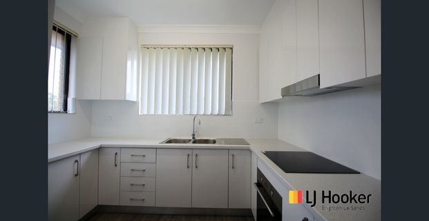 SPOTLESS TOP FLOOR APARTMENT - 2 Bed & 2 Bath - Photo 1