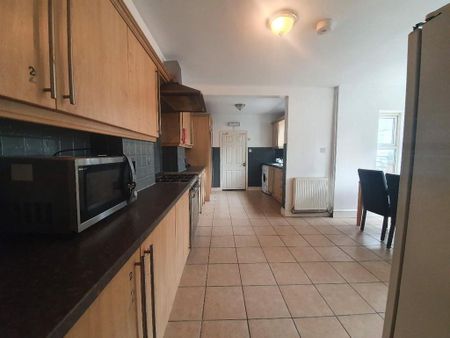 1 bedroom in a house share to rent - Photo 2