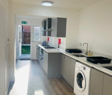 1 bedroom in a house share to rent - Photo 2