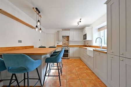 Modern family home in sought after village - Photo 2