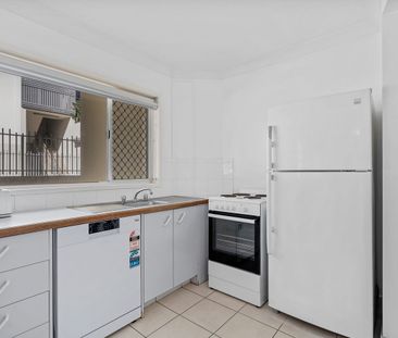 Fully Furnished Apartment Just Steps from the Beach! - Photo 5