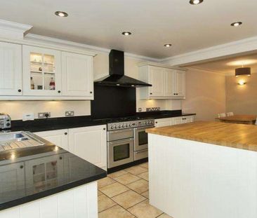 A four bedroom town house situated in a cul-de-sac - Photo 4