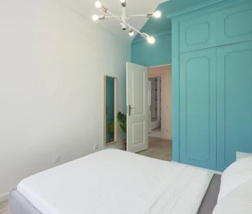Room in a shared 11-bedroom apartment for rent in Lisbon, perfect for professionals and students. - Photo 2