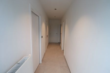 Gerenoveerd appartement op de 1ste verdieping met ruim terras (ca 70 m²) met autostaanplaats en fietsenberging. - Photo 5