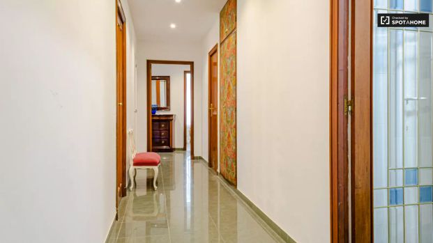 Stunning room for rent in 5-bedroom apartment in Ciutat Vella - Photo 1