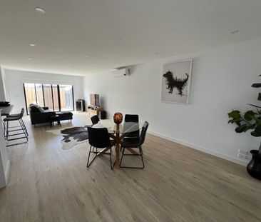 MODERN THREE BEDROOM TOWNHOUSE - Photo 2