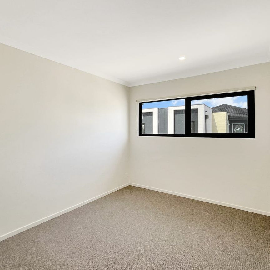 🏡 4-Bedroom Townhouse In South Morang - Photo 1
