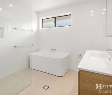 Spacious Family Home – Walk to Beach - Photo 6