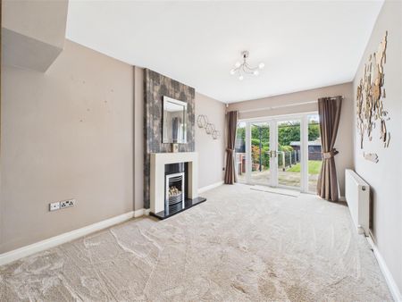 4 bedroom Detached house to rent - Photo 2