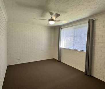Large 2 bedroom unit in convenient location - Photo 3