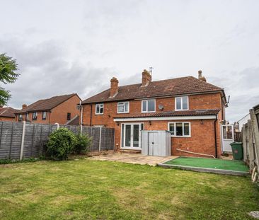 Spacious communal areas, with large drive and established garden - Photo 3