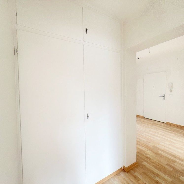 Gepflegte Drei-Zimmerwohnung mit modernem Duschbad und Balkon - Photo 1