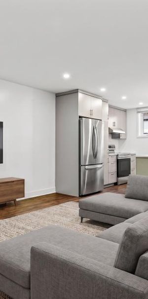 Disponible tout de suite - Grand 5 ½ à Saint-Hubert - 1/2 sous-sol - Photo 1