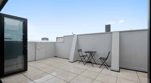 Spacious and Light Filled in the Historic George Court. - Photo 1