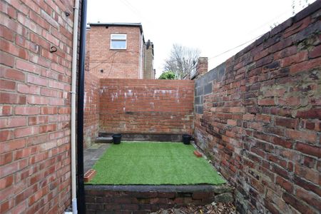 3 bedroom flat to rent - Photo 3