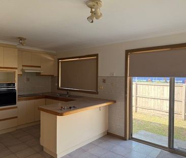 STYLISH, MOVE-IN READY HOME WITH COURTYARD & DOUBLE GARAGE - Photo 6