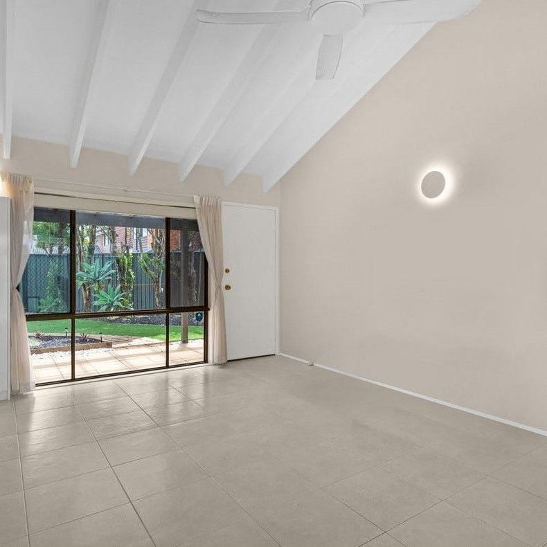 Stylish 2-Bedroom End-Unit in Quiet Cul-de-Sac - Photo 1