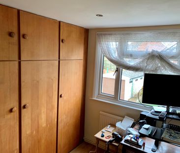 3 Bed Semi-Detached House, Tintern Crescent, RG1 - Photo 3