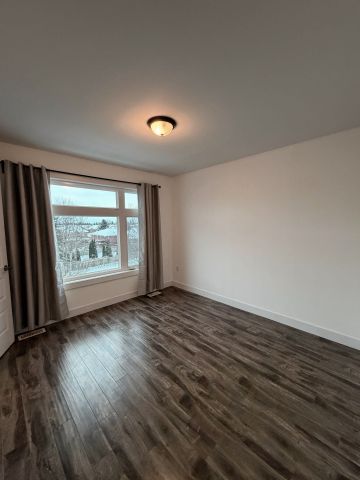 For Lease - 540 Essa Road, Barrie, Ontario - Photo 2