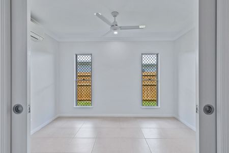 EXECUTIVE ENTERTAINER WITH SOLAR IN MUCH SOUGHT AFTER SMITHFIELD VILLAGE! - Photo 2