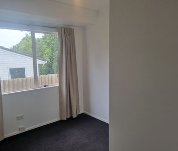 Grab this one - 3 Bedroom/1 Bathroom/Open Plan Living - Photo 3