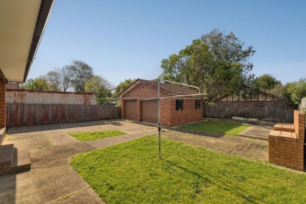 Sun-drenched family home in prime waterside location - 6 Months Lease ONLY - Photo 1